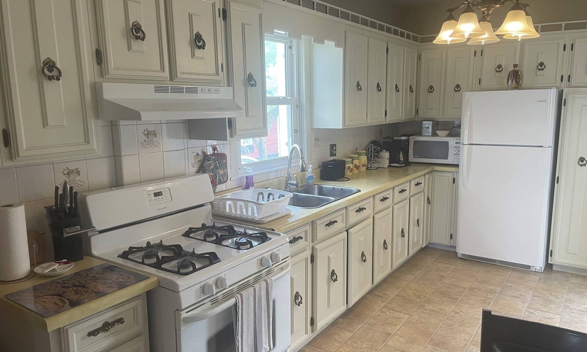 Niagara Falls House | Ultra Close to Clifton Hill & Falls Walk to the Falls & Complimentary Breakfast