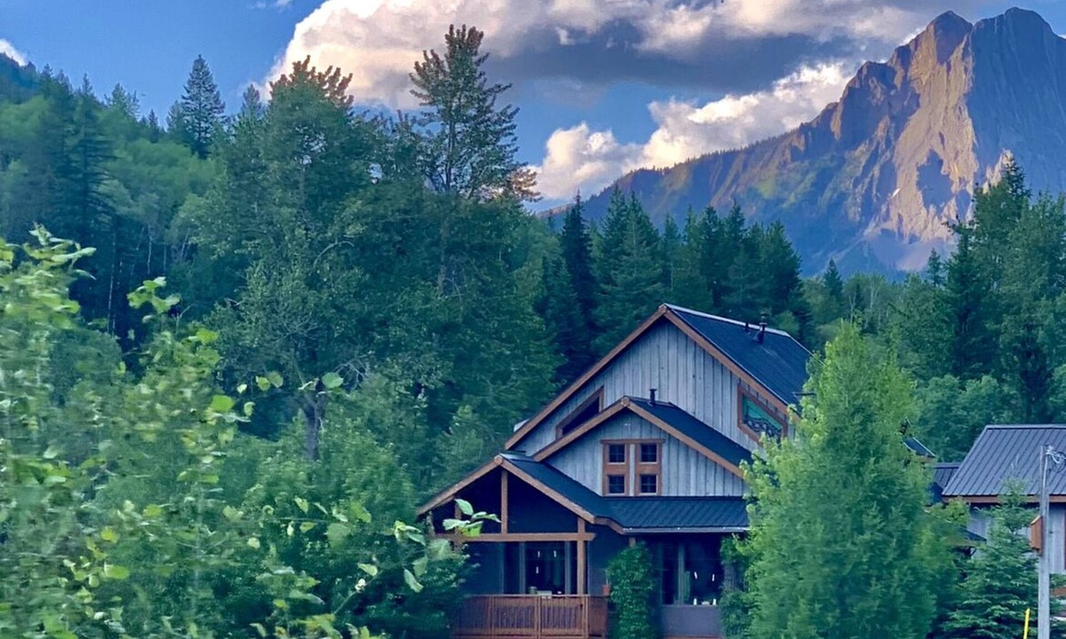East Kootenay House | Unique and Cozy Eco Friendly Straw Bale Home in Mountain Town