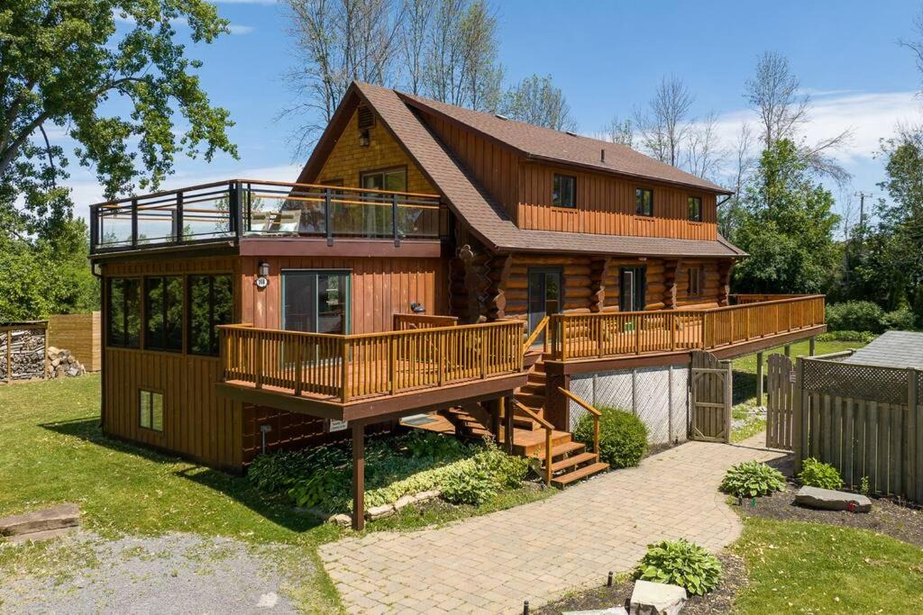 Brighton House | Unique Log House by the Lake, Retreat with Spa Amenities near Presque'ile Provincial Park