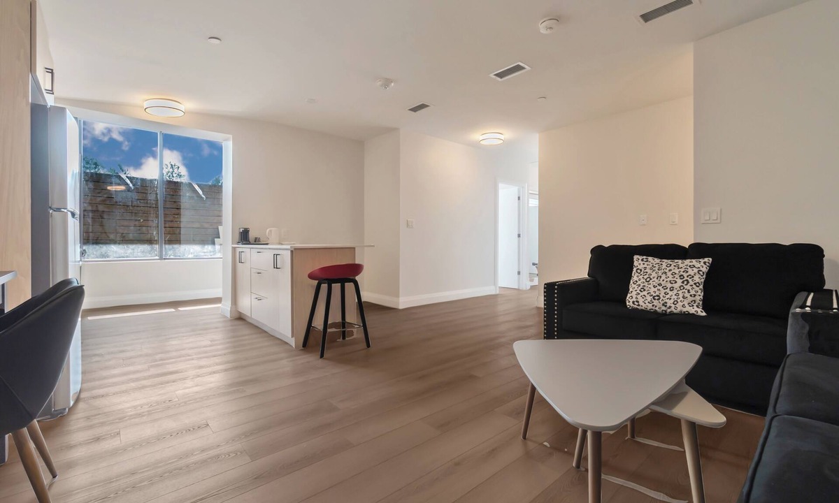 Dean Park Apartment | Unit 8 - Modern Fully Furnished 3 Bedroom Apartment