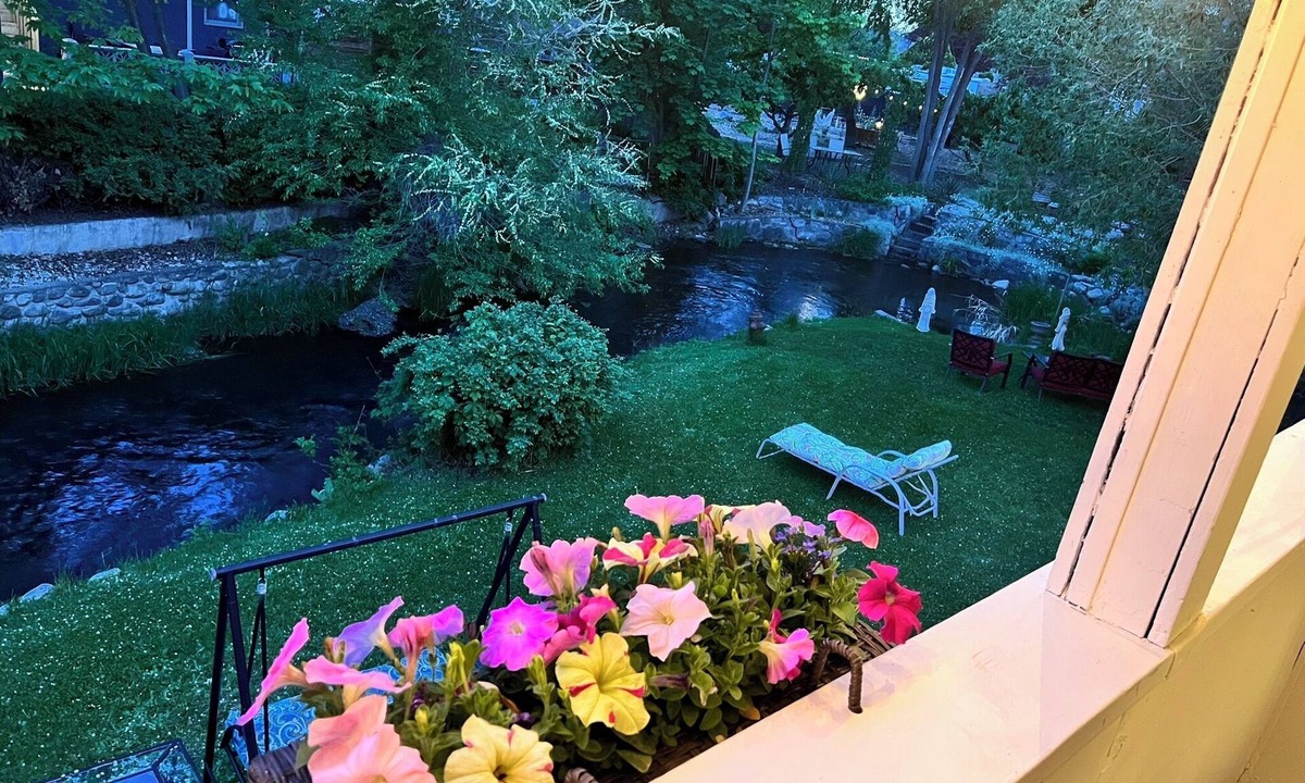 South Central House | Upper House 2 bedroom Kelowna's Little Island near downtown, hospital and lake