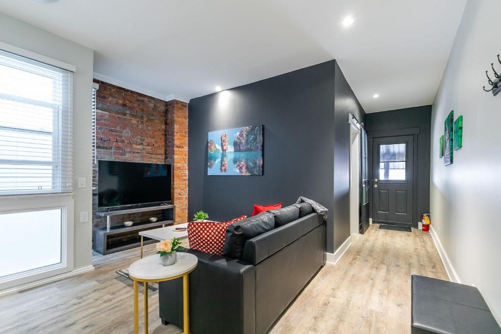 Central Hamilton Apartment | Upscale 2BR Apt - Prime Location w Netflix