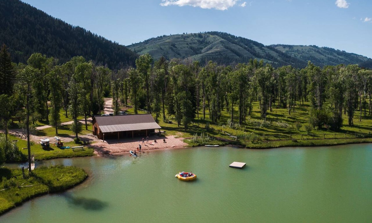 Hoback Junction Cabin | Upscale 3BR Fairway Cabin w/ Mtn. Views + Fire Pit