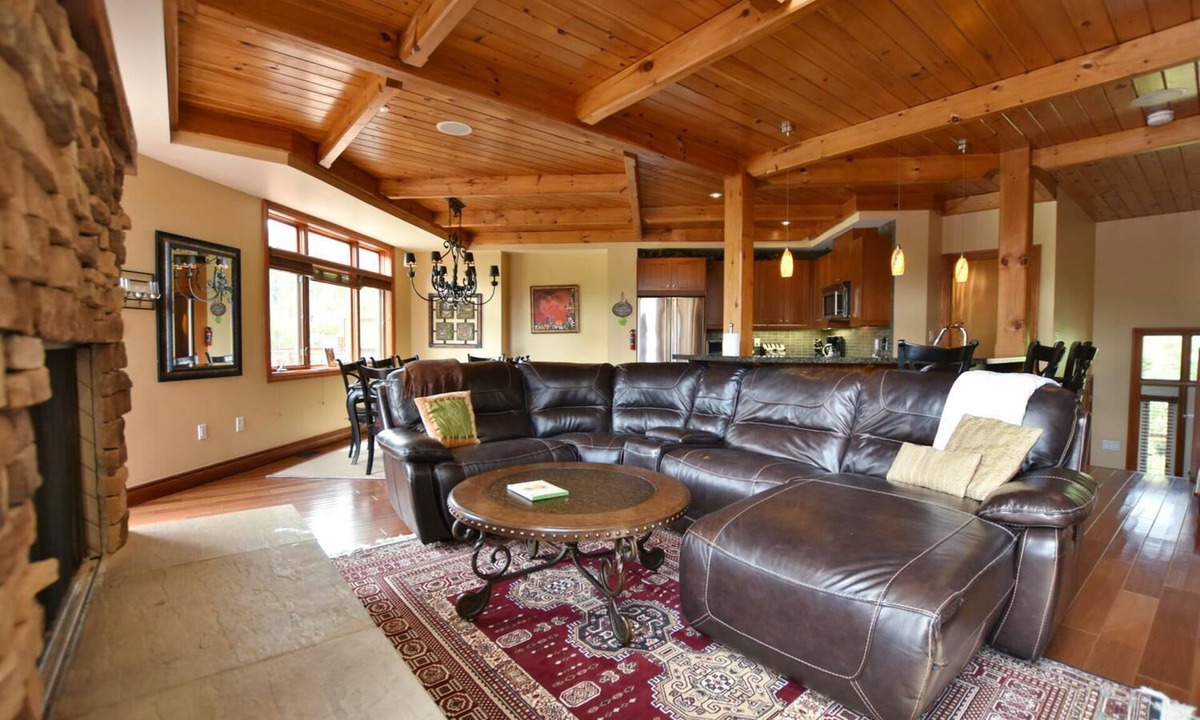 Craigleith Ski Chalet | Upscale chalet with private hot tub . Five minutes to blue mountain village .