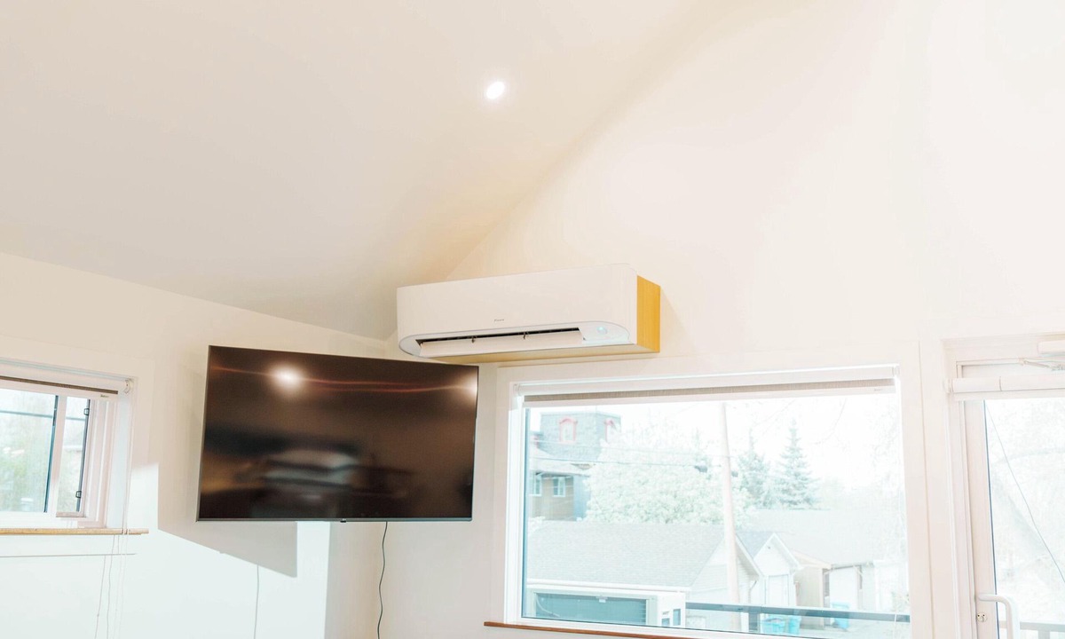 Kensington Apartment | Upscale Laneway Along the Bow River | A/C, WiFi
