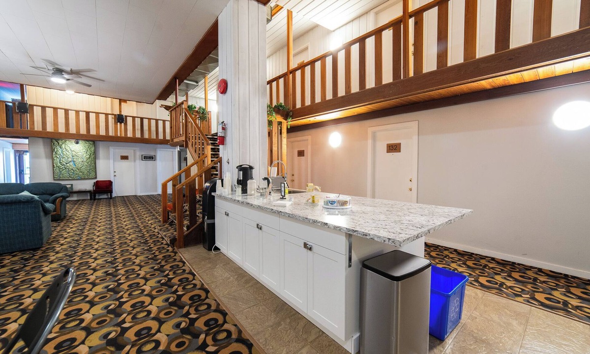 Creston Hotel | Uptowner Hotel