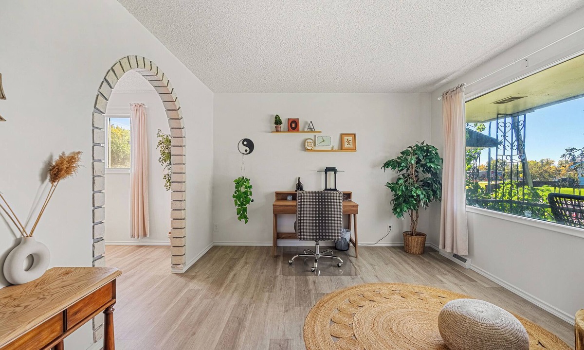 Southeast Calgary House | Urban Family Lodge- quiet, spacious, full kitchen, 3BR, sleep 8