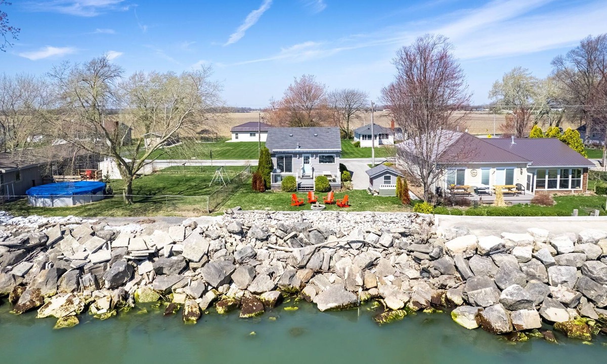 Leamington Cottage | Urban Villa: Lake Erie Serene Cottage