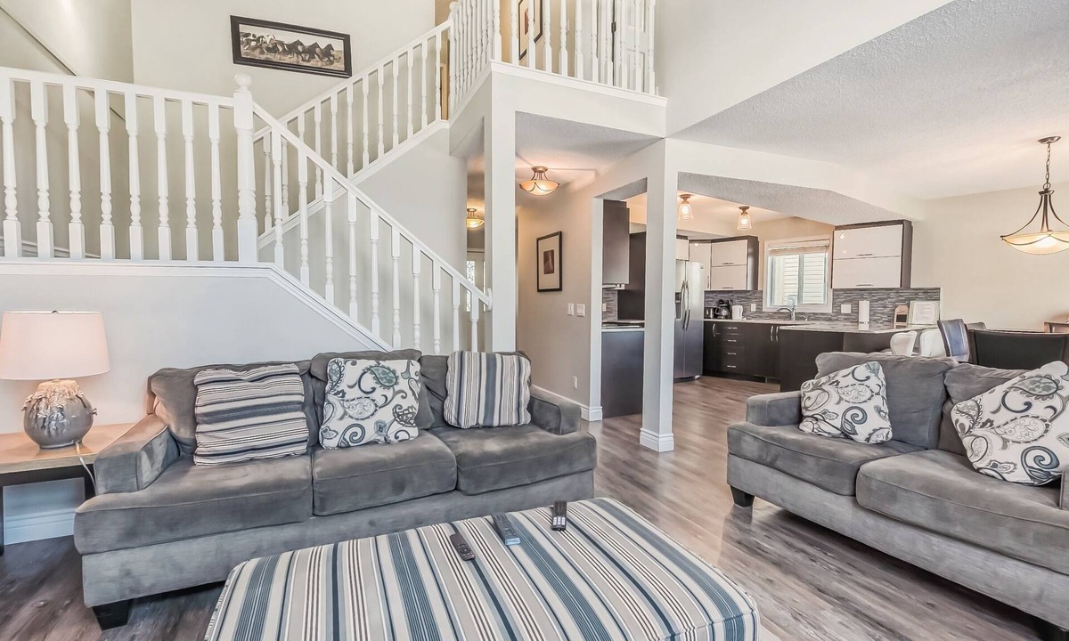 Northwest Calgary House | V.COZY, AC HOME, QUIET, MINS TO DT & A/PT, SHOPS, 6 BEDS, 4 BATHS, SLEEPS 10