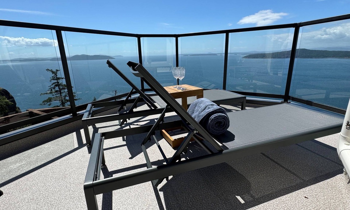 Pender Island House | Vantage Suites- Ocean Front with private Hot tub
