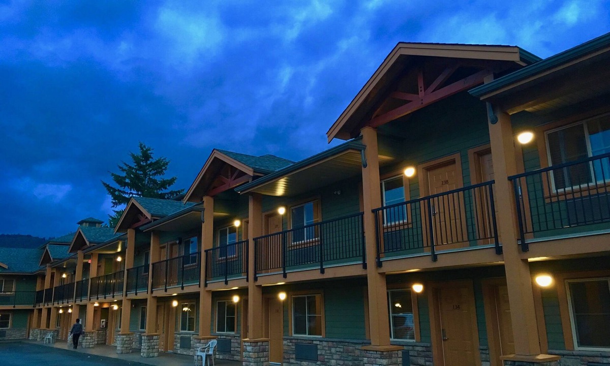 Sardis Hotel | Vedder River Inn