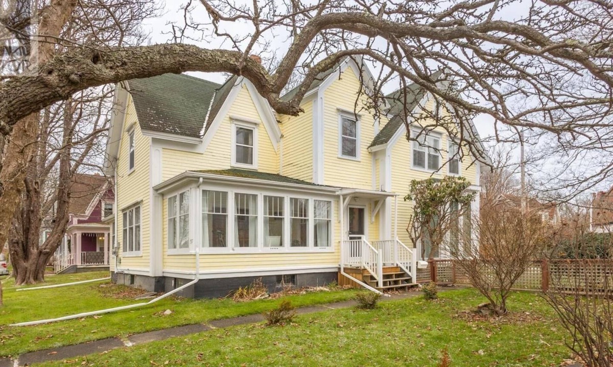 Yarmouth House | Victorian era home with modern upgrades.