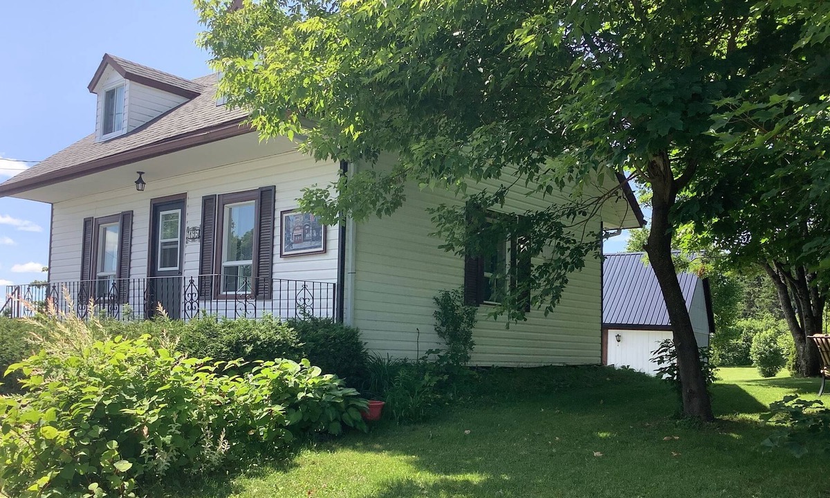 Saint-Severin House | Vintage and antique house and barn. 15 minutes from Miller Zoo, Orchard at Ti-Paul,