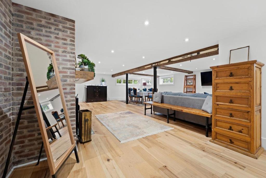 Burlington Apartment | Waldemar Charming Burlington lower level Apartment