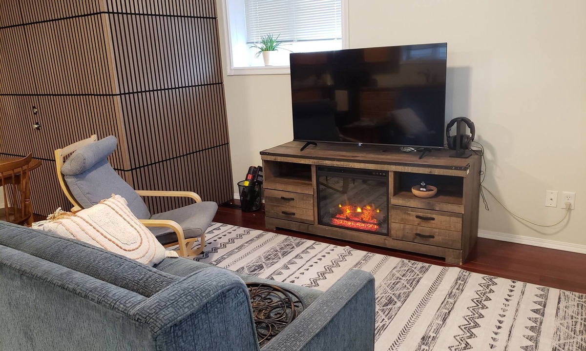 Grande Prairie House | Walkout Garden 1-bedroom in Grande Prairie AC, WiFi, laundry, parking space