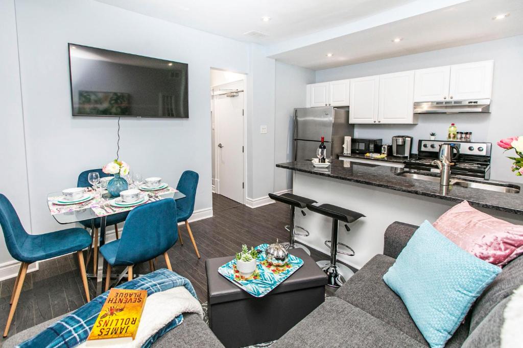 Centretown West Apartment | Warm and Comfortable 2BR - Downtown/Little Italy