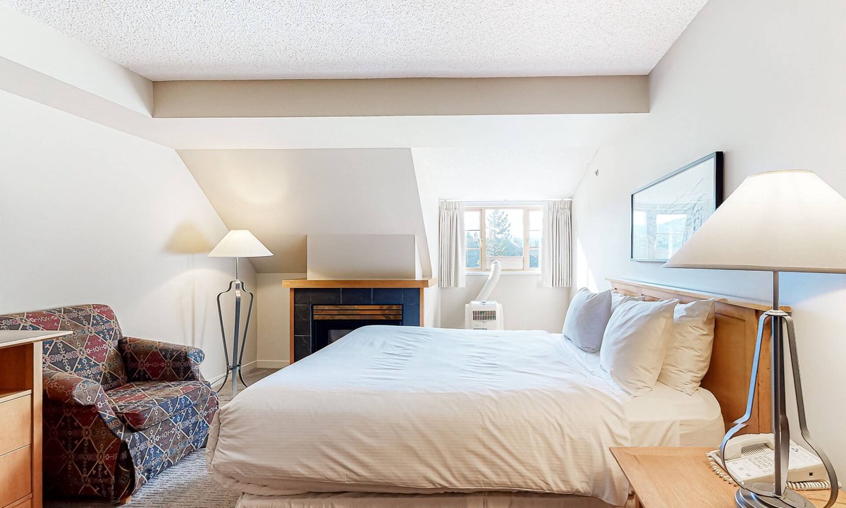 Whistler Village Apartment | Warm studio near the lifts with jetted tub & gym