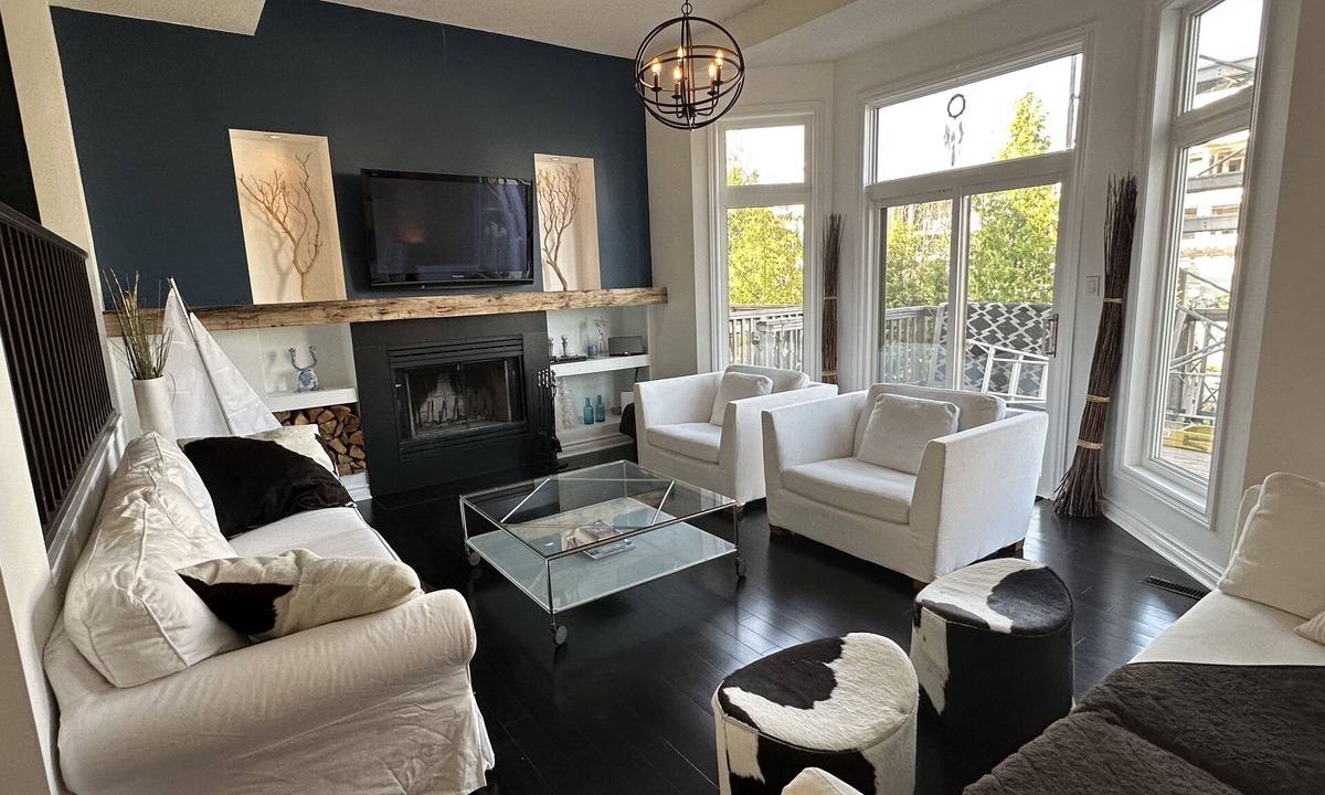 Collingwood House | Waterfront home w/beach, pool, and tennis. 5 min to Blue Mountain.