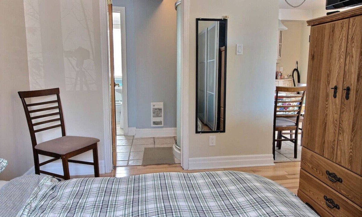 Bellerive Apartment | Waterfront MTL Loft :Free Parking & Metro Access