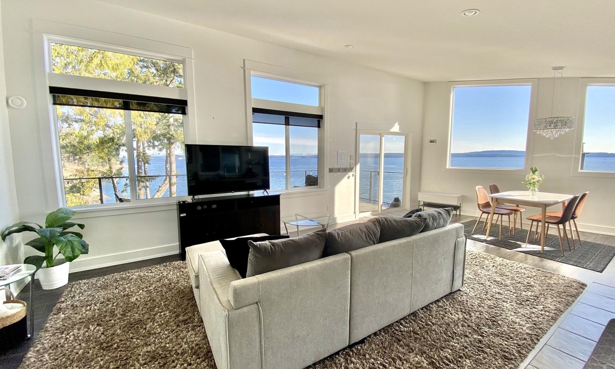 Chemainus House | Waterfront suite with large deck and private hot tub