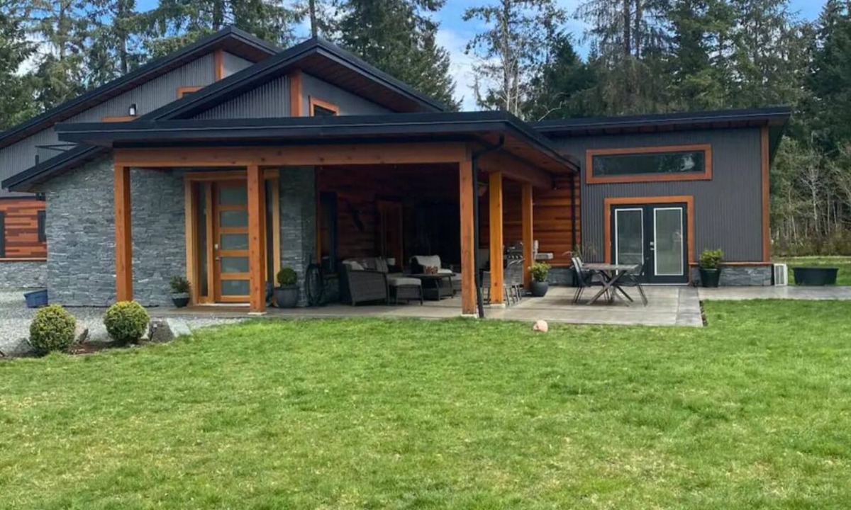 Courtenay House | West coast 3 acres fenced home. With privacy, pet friendly, grass. Cedar Sauna