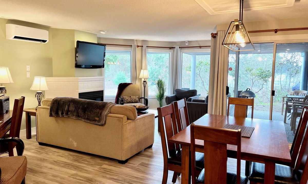 Regional District of Nanaimo Condo | West Coast Oasis ★ Oceanside ★ Full Kitchen ★ 2BD