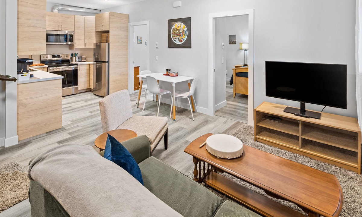 Brentwood Bay Apartment | West Coast Suite by Iris Properties