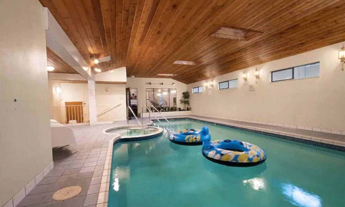 Shaughnessy House | Westside Pool Home-8 min to Downtown by CAD Line
