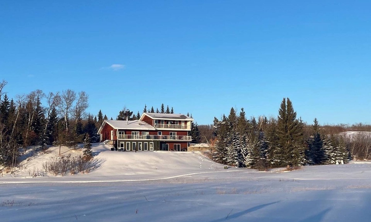Division No. 7 House | Wide Valley Main Suite