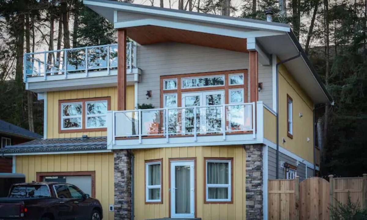 Comox House | Windslow Guest Suite at Kye Bay Beach in Comox