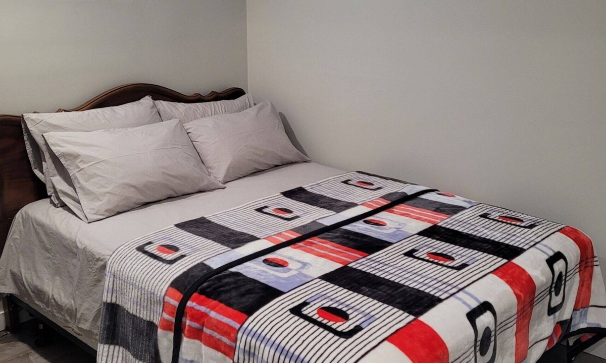 East Kildonan House | Winnipeg Radiant Home - A peaceful neighborhood with separate entrance