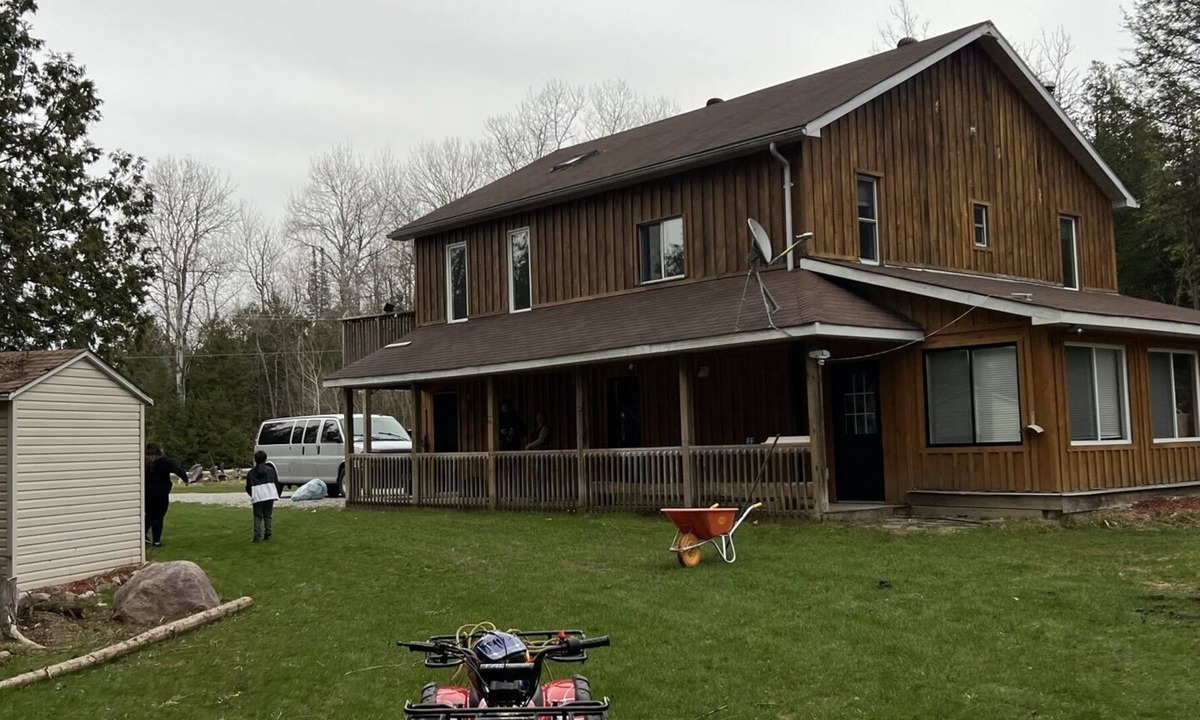 Coldwater Cottage | Wooden Gourmet Cottage with HotTub (Near HorseShoe Valley)
