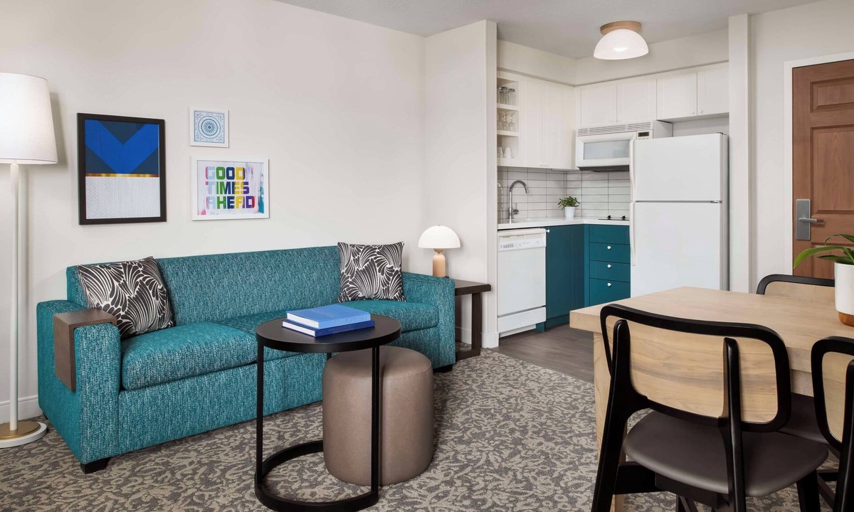 Thornhill Hotel | Your Home Away from Home - Indoor Pool, BBQ Grill, and Complimentary Breakfast