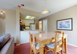 1 bedroom/1 bathroom Suite, Pool, Ski in/Ski out on Blackcomb Mountain, A/C in living room