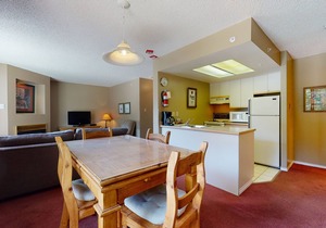 1 bedroom/1 bathroom Suite, Pool, Ski in/Ski out on Blackcomb Mountain, A/C in living room