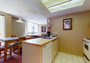 1 bedroom/1 bathroom Suite, Pool, Ski in/Ski out on Blackcomb Mountain, A/C in living room
