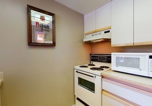 1 bedroom/1 bathroom Suite, Pool, Ski in/Ski out on Blackcomb Mountain, A/C in living room