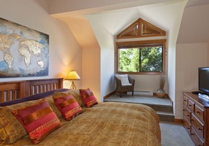 10 Min Walk to Lifts. Large Family Home w/ Hot Tub