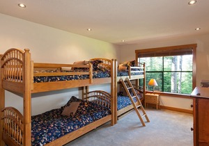 10 Min Walk to Lifts. Large Family Home w/ Hot Tub