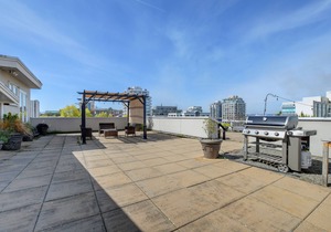 #125 Quadra - 1 Bedroom Condo in Downtown Heritage Building sleeps 2