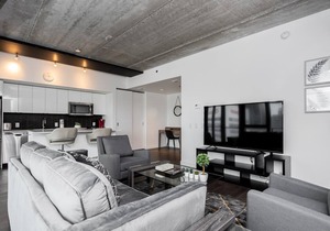 (1703)Downtown Glasshouse Sophisticated 2BR1BATH +Fast WiFi(311)