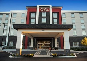 2-Star Hotel ∙ Hampton Inn & Suites by Hilton Thunder Bay