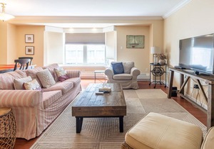 221 Luxurious Downtown Apartment with AC