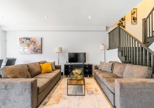 240 m² Apartment ∙ 4 bedrooms ∙ 10 guests