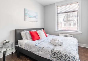 2Bedroom Apt Near Downtown - King Bed & Netflix!