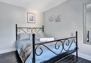 2BR Apartment w Rooftop Terrace access & Netflix