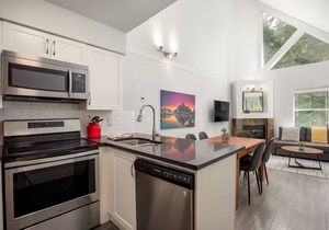 2BR + Loft | Wildwood Lodge | Near Gondola | Hot Tub & Pool | Private Patio | Parking