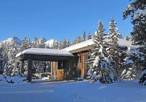 3-Star Hotel ∙ Lake Louise Inn