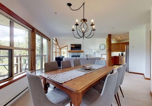 3BR | Blackcomb Greens | King Bed | Jacuzzi Tub | Fireplace | Private Balcony | Parking