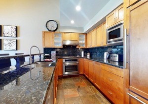 3BR | Montbello | King Bed w/Ensuite | Private Hot Tub | Cooling System | Private Deck